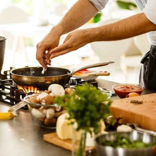 Dining 2 Chef demonstration in a cooking class
